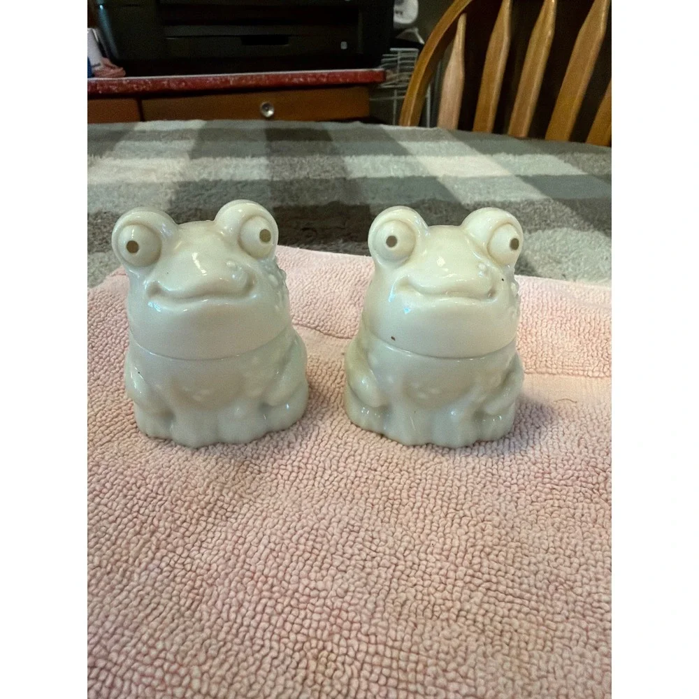 Vintage Avon Milk‎ Glass Frog Salt and Pepper Shakers White Figural Set 3 Inch